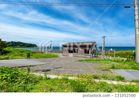 【JR五能線常盤站】矗立在海邊和日本海之間的一座小巧樸素的車站大樓。 《做男人真難》裡小櫻就是在這個站下車的。 131052500