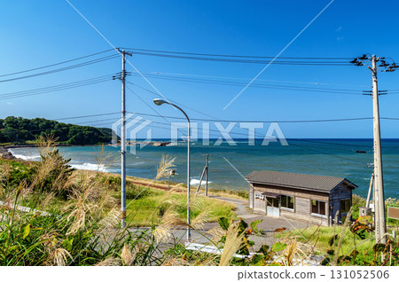 【JR五能線常盤站】矗立在海邊和日本海之間的一座小巧樸素的車站大樓。 《做男人真難》裡小櫻就是在這個站下車的。 131052506