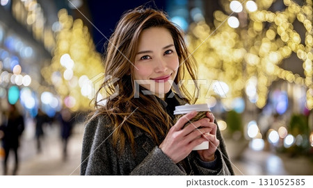 一位微笑的女子手捧一杯咖啡，夜燈閃閃發光 131052585