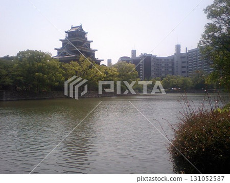 從護城河上看到的城堡 131052587