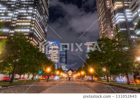 Tokyo: Night view of Tokyo Station and the Marunouchi business district 131052643