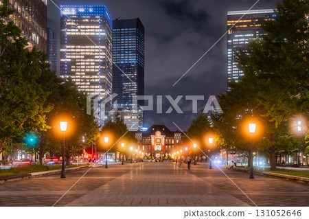 東京：東京車站和丸之內商業區的夜景 131052646
