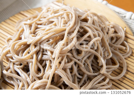 蕎麥麵條厚厚地供應 131052676