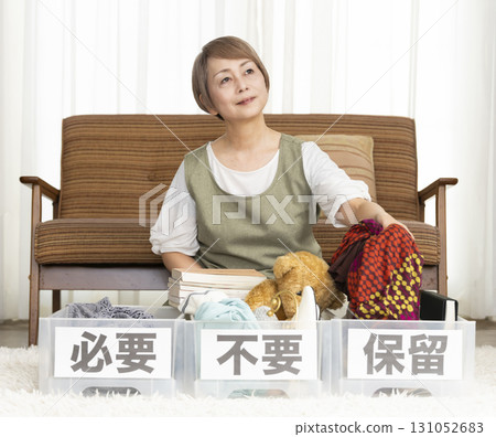 老年婦女在客廳整理 131052683