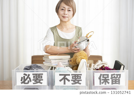 老年婦女在客廳整理 老年婦女在客廳整理 131052741