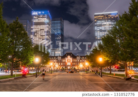 東京：東京車站和丸之內商業區的夜景 131052776