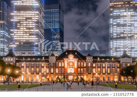 Tokyo: Night view of Tokyo Station and the Marunouchi business district 131052778
