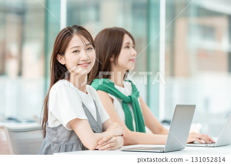 一名大學生在大學教室裡操作電腦 131052814