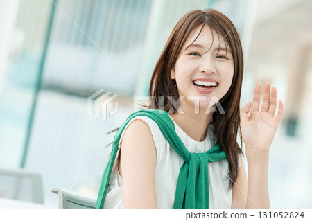 微笑揮手的大學生 131052824