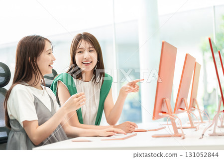 在辦公室工作的年輕女商人 131052844