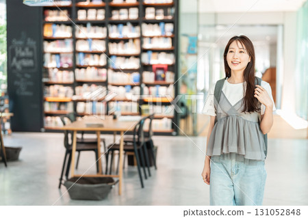 尋找一本書在圖書館裡的年輕女子 131052848