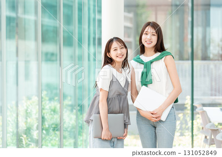 大學生校園生活年輕女子 131052849