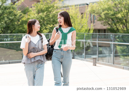 走在大學校園裡的女大學生 131052989