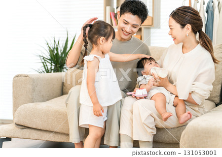 一家人在家裡的沙發上休息，家庭，育兒（育嬰假，育嬰假） 131053001