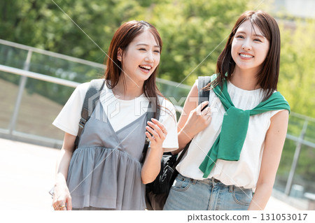 Female college student, campus life, commuting 131053017