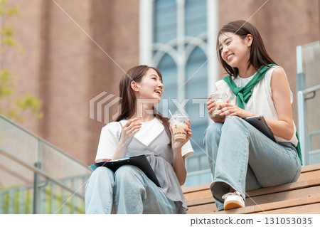 女大學生在校園露天咖啡館聊天 131053035