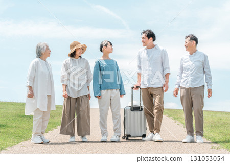 眺望藍天的公園、在山坡上散步的家庭、父母與孩子、三代同堂的家庭(家庭旅行、觀光) 眺望藍天的公園、在山坡上散步的家庭、父母與孩子、三代同堂的家庭(家庭旅行、觀光) 131053054