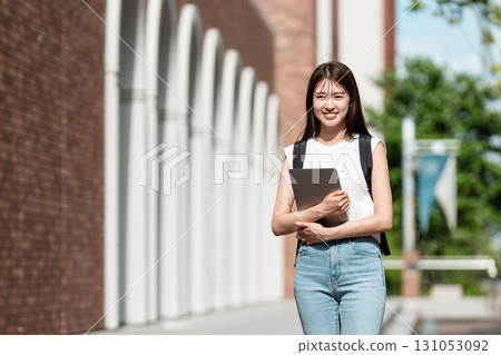 女大學生在校園散步 131053092