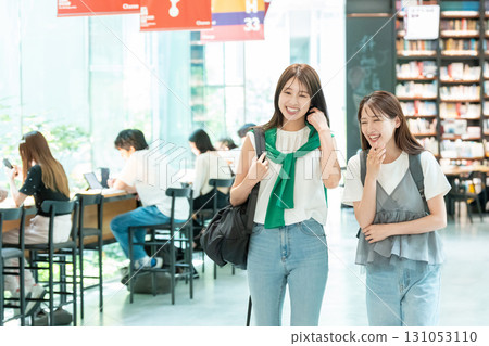 年輕女大學生購物 131053110