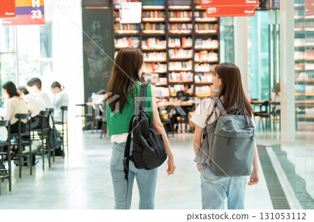 Young women, businesswomen, vocational school students 131053112