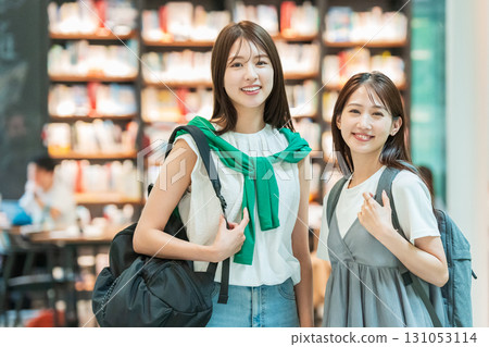 年輕女大學生購物 131053114