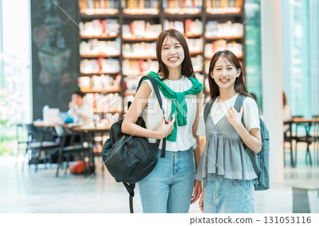 年輕女大學生購物 131053116