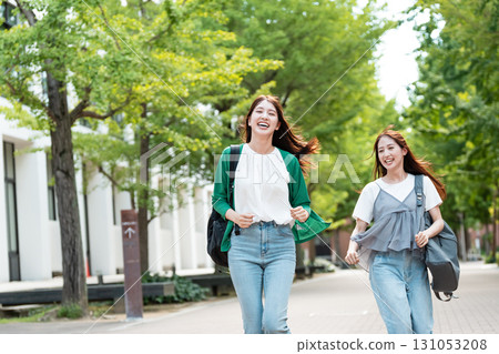 女大學生校園生活奔跑 131053208