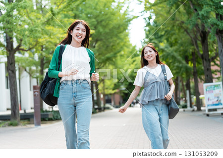 女大學生校園生活奔跑 131053209