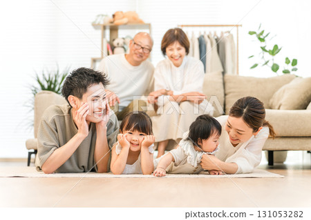 Parents and children relaxing in the living room, three-generation family (childcare, childcare, home) 131053282