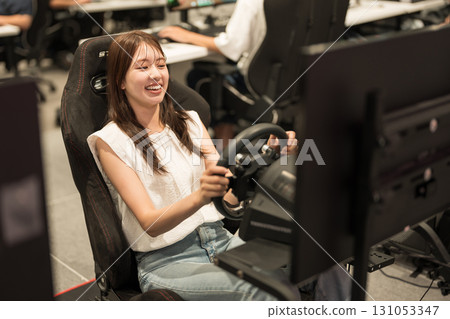 享受賽車遊戲的年輕女子 131053347