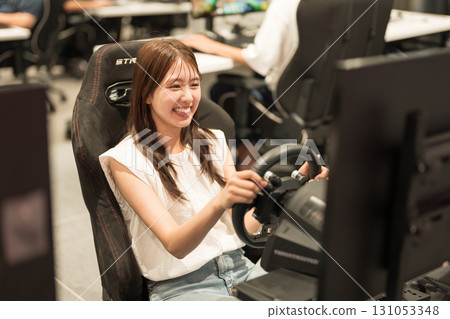 享受賽車遊戲的年輕女子 131053348