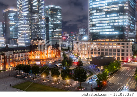 Tokyo: Night view of Tokyo Station and the Marunouchi business district 131053357