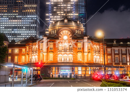 Tokyo: Night view of Tokyo Station and the Marunouchi business district 131053374