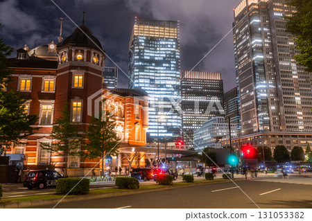 Tokyo: Night view of Tokyo Station and the Marunouchi business district 131053382