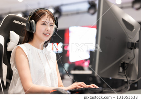電競遊戲年輕女子 131053538