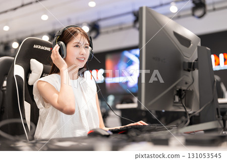 享受電競遊戲的年輕女子 131053545