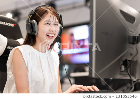 享受電競遊戲的年輕女子 131053546