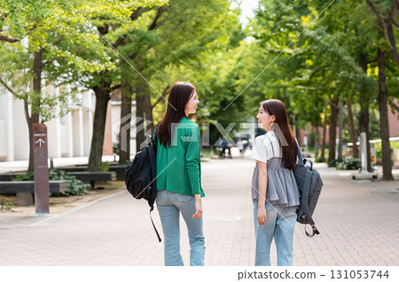 走在大學校園裡的女大學生 131053744