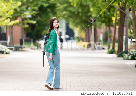 走在大學校園裡的女大學生 131053751
