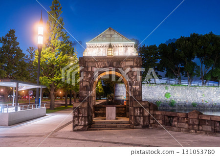 Tokyo: Twilight night view of the Imperial Palace Outer Gardens 131053780