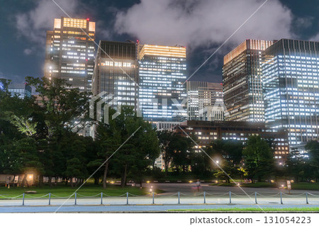 Tokyo: Night view of the big city of Marunouchi 131054223