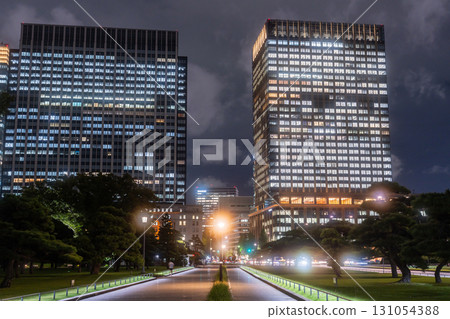 東京:丸之內大都會的夜景 東京:丸之內大都會的夜景 131054388