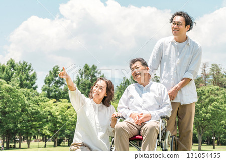 父母和孩子在公園散步(照顧/孝順) 父母和孩子在公園散步(照顧/孝順) 131054455