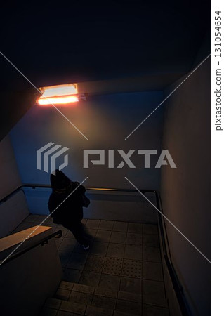 一個身影從地下通道走下來 一個身影從地下通道走下來 131054654