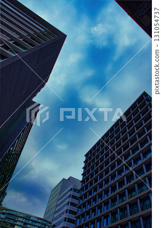 從建築物的山谷仰望天空 從建築物的山谷仰望天空 131054737