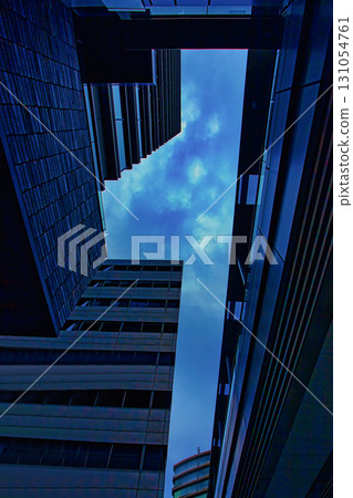 透過建築物的縫隙看到的天空 131054761