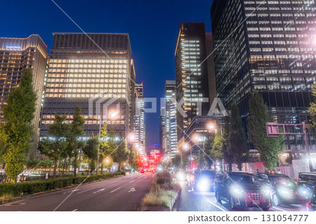 Tokyo: Night view of the big city of Marunouchi 131054777