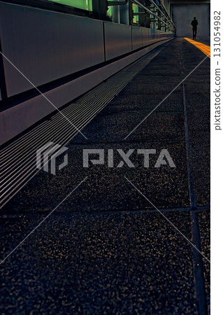 從人行天橋上看到的人們 131054982