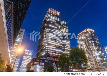 東京:丸之內大都會的夜景 東京:丸之內大都會的夜景 131055217