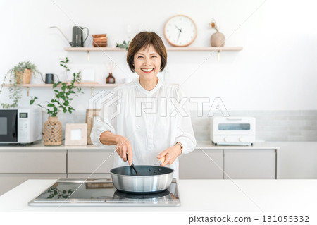 中年婦女在廚房做飯（媽媽做飯，媽媽做飯，做飯） 131055332